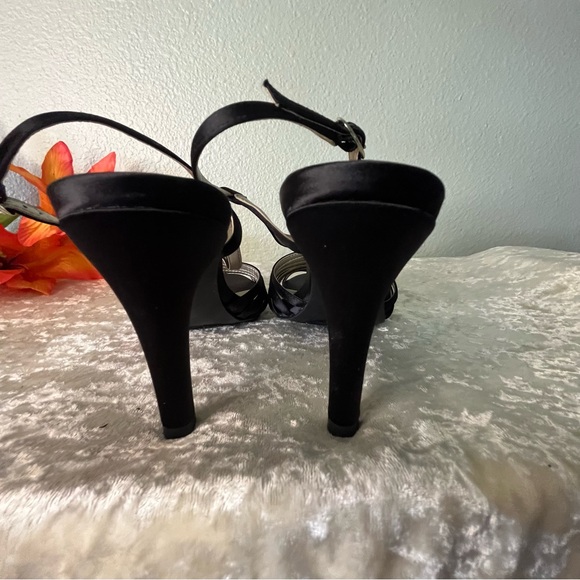 Anne Klein black satin dress shoes, open toe with pearlescent sequence. Size 6 - Picture 7 of 8